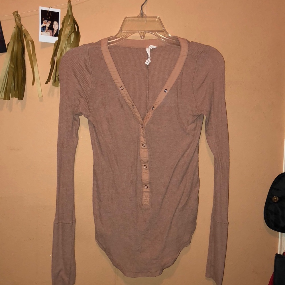 Mauve button top in Small! Stretchy material!